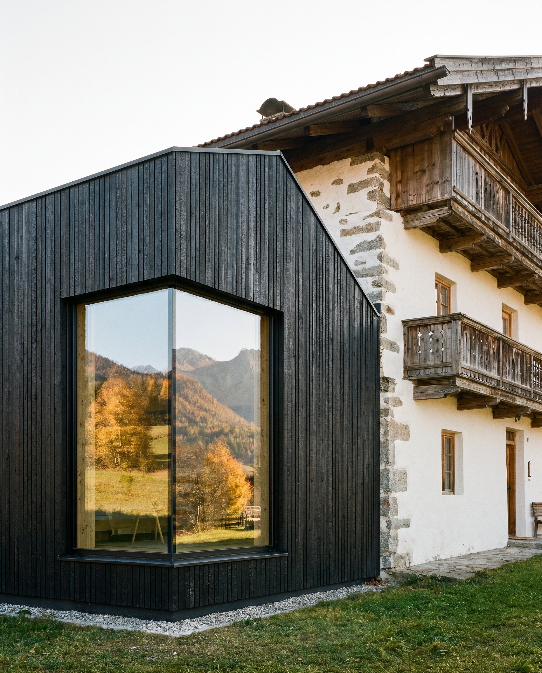 Holzanbau aus schwarzer Lärche an Bayerischem Bauernhaus